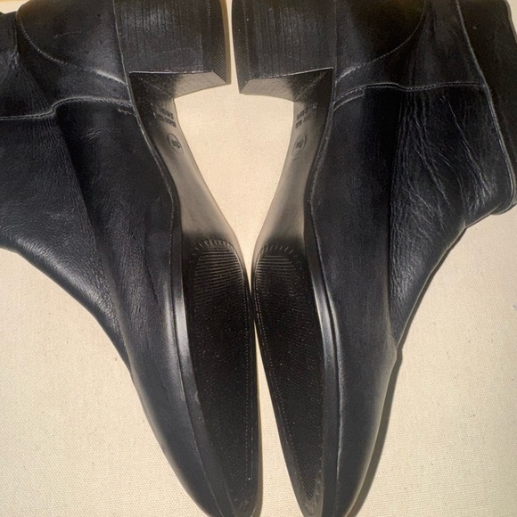 Black Ankle Boots with Smooth Leather and Minimalist Design - Picture 4 of 8